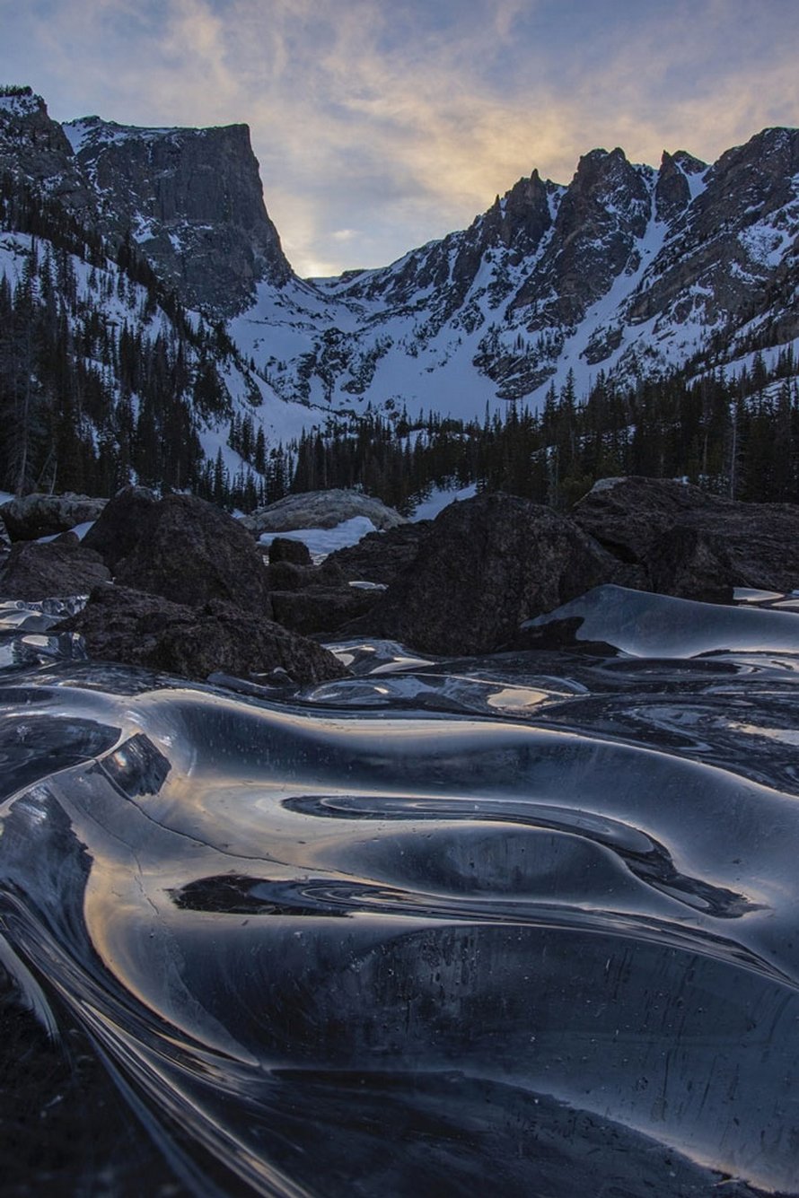 Ce photographe a immortalisé la beauté unique de vagues glacées au lac Dream, dans le Colorado
