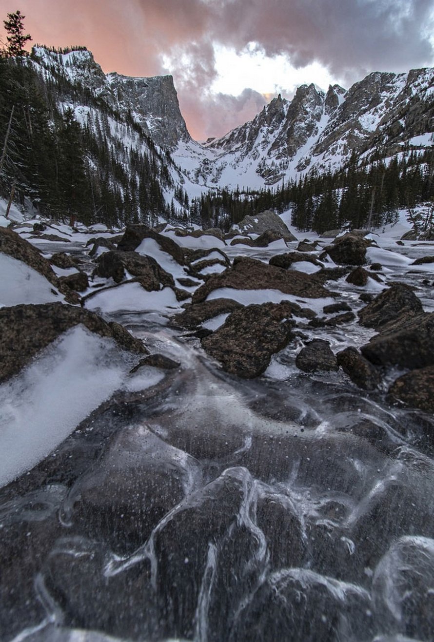 Ce photographe a immortalisé la beauté unique de vagues glacées au lac Dream, dans le Colorado
