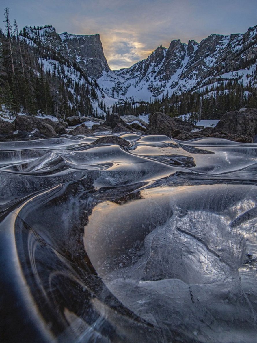 Ce photographe a immortalisé la beauté unique de vagues glacées au lac Dream, dans le Colorado