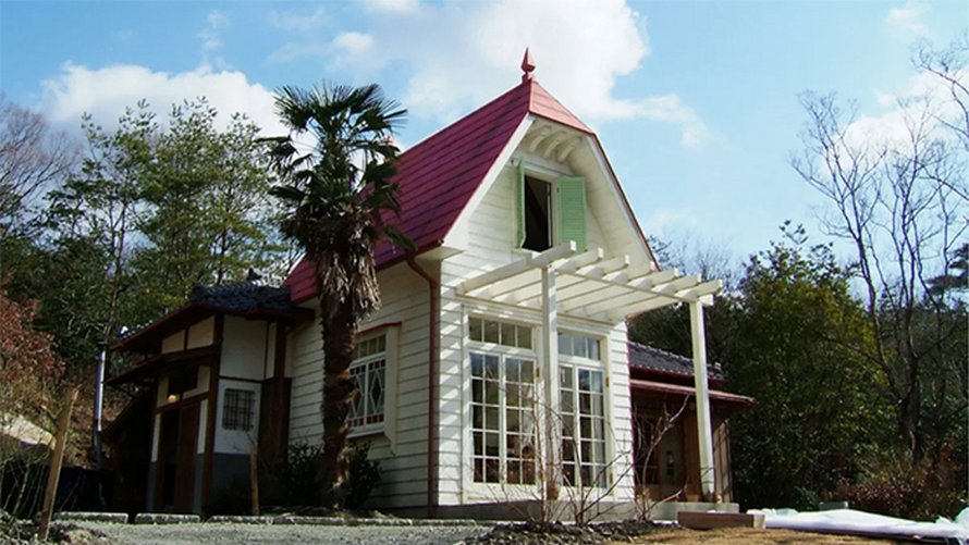 Cette maison est identique à celle que vous avez vue dans « Mon voisin Totoro » et comprend même tous les meubles originaux