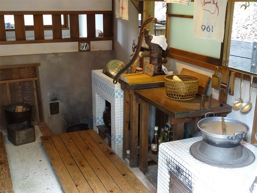 Cette maison est identique à celle que vous avez vue dans « Mon voisin Totoro » et comprend même tous les meubles originaux