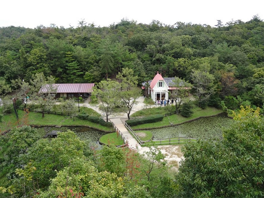 Cette maison est identique à celle que vous avez vue dans « Mon voisin Totoro » et comprend même tous les meubles originaux