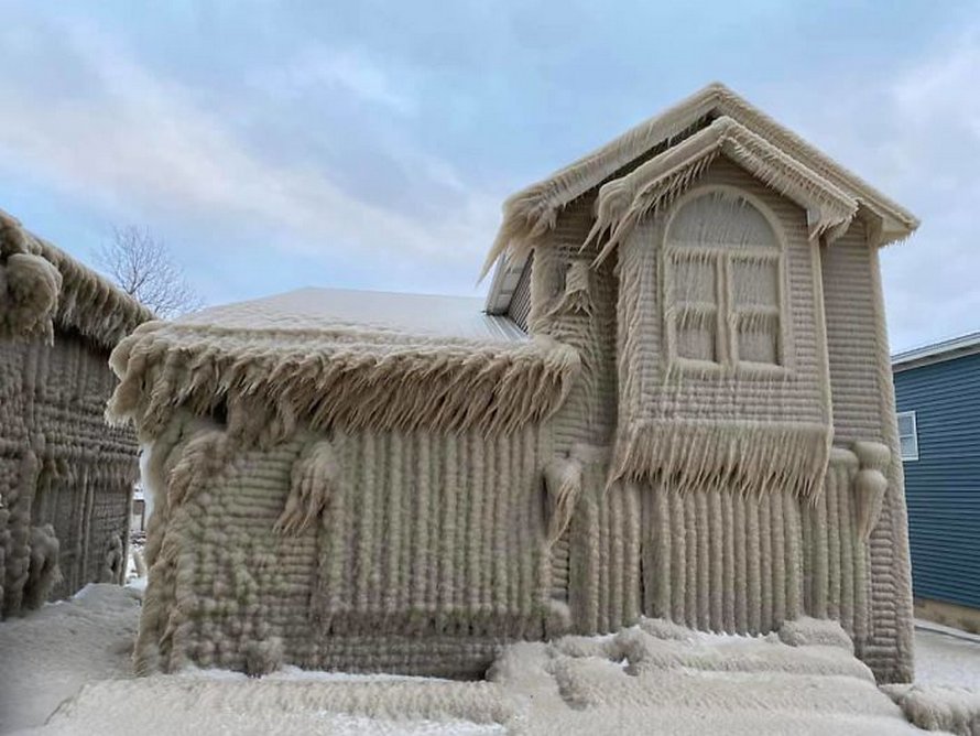 Les maisons des gens près du lac Érié sont couvertes de glace épaisse et ils disent que c’est presque irréel