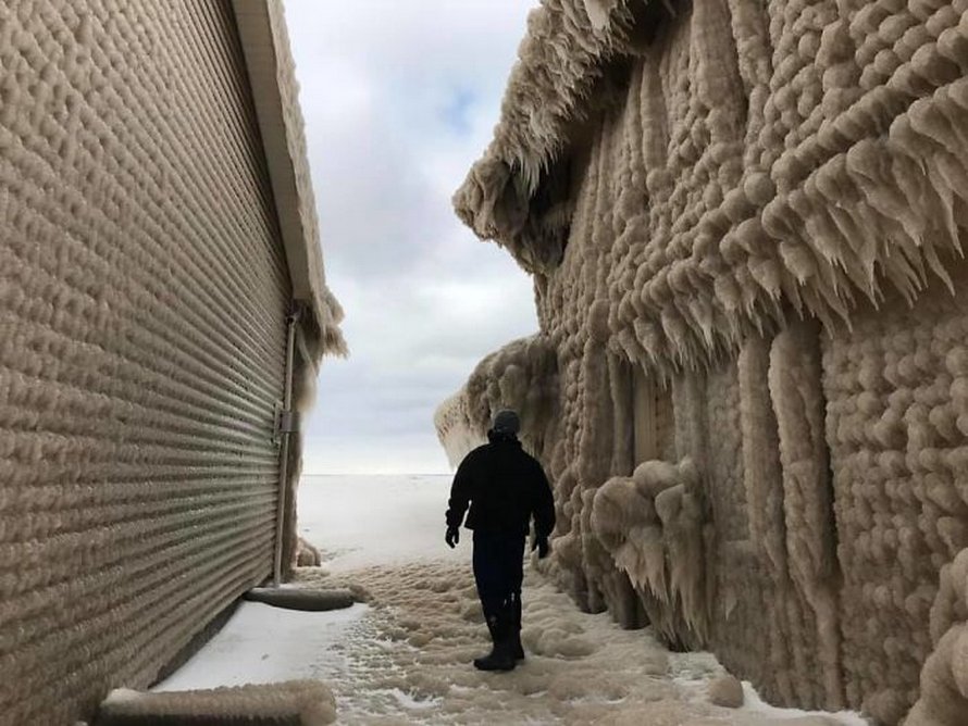 Les maisons des gens près du lac Érié sont couvertes de glace épaisse et ils disent que c’est presque irréel