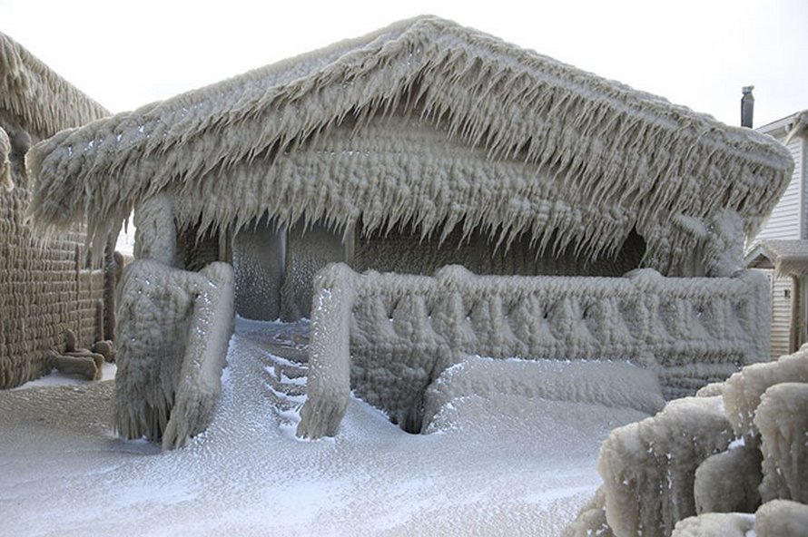 Les maisons des gens près du lac Érié sont couvertes de glace épaisse et ils disent que c’est presque irréel