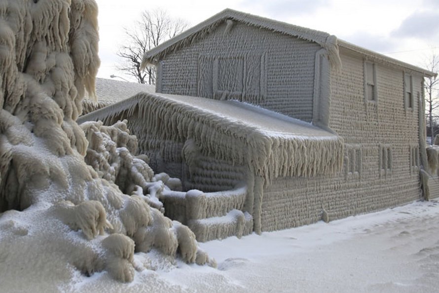 Les maisons des gens près du lac Érié sont couvertes de glace épaisse et ils disent que c’est presque irréel