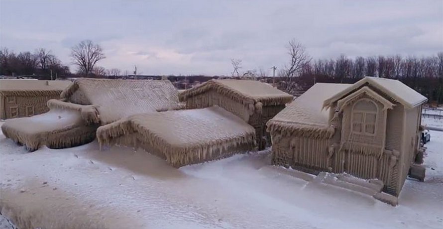 Les maisons des gens près du lac Érié sont couvertes de glace épaisse et ils disent que c’est presque irréel