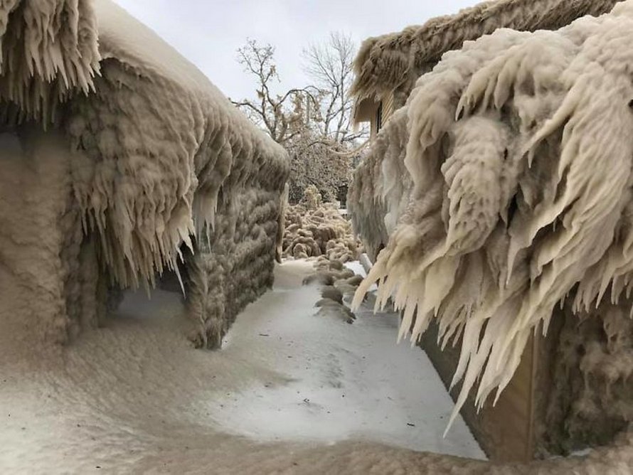 Les maisons des gens près du lac Érié sont couvertes de glace épaisse et ils disent que c’est presque irréel