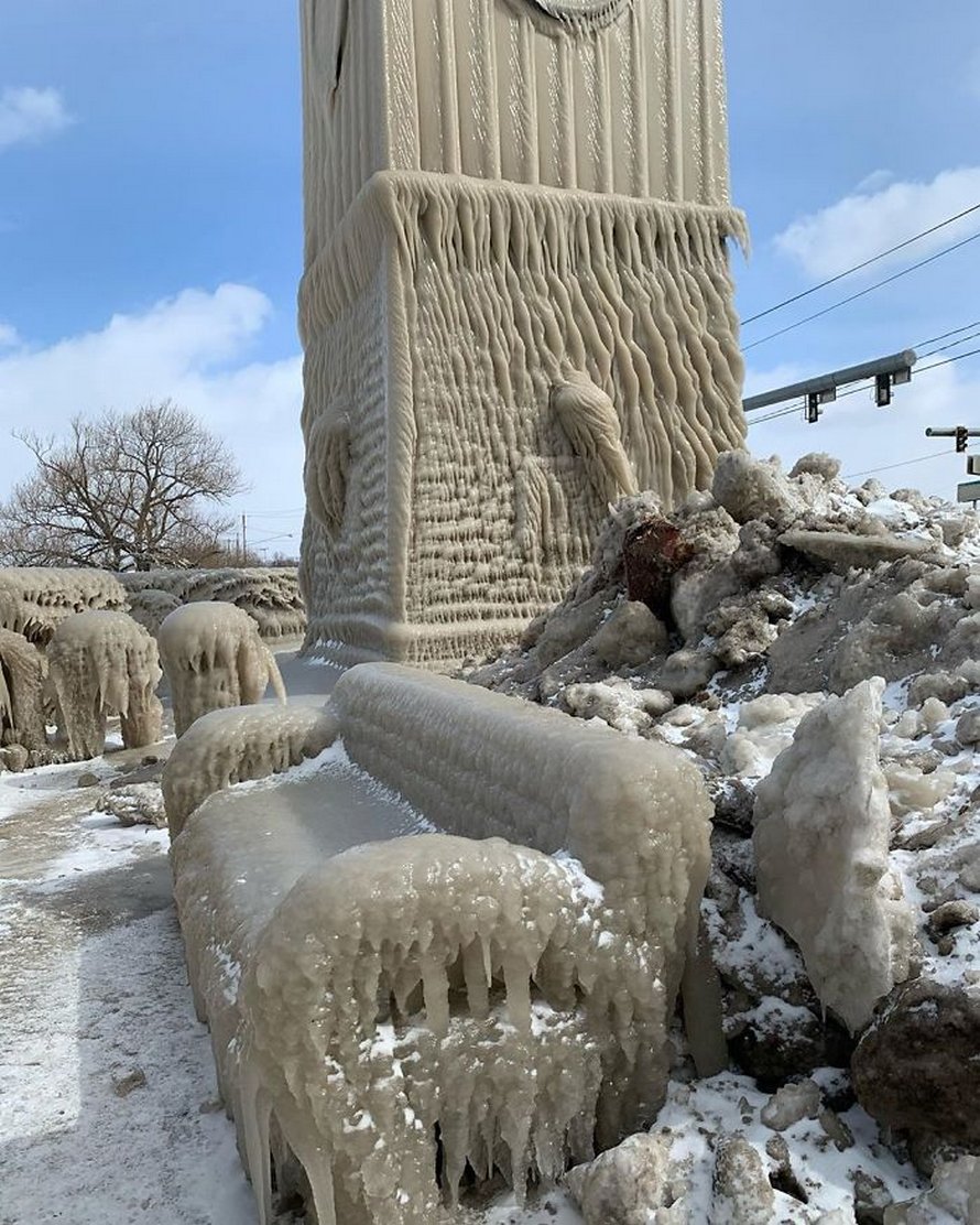 Les maisons des gens près du lac Érié sont couvertes de glace épaisse et ils disent que c’est presque irréel