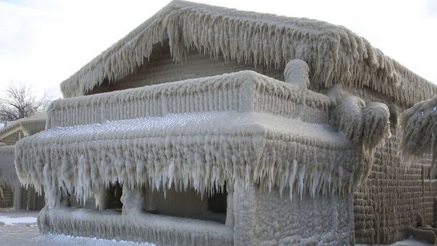Les maisons des gens près du lac Érié sont couvertes de glace épaisse et ils disent que c’est presque irréel