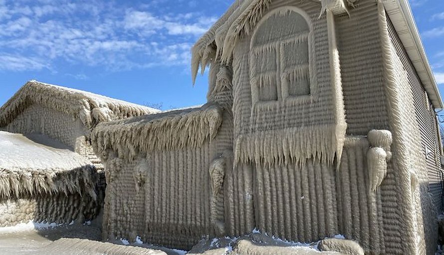 Les maisons des gens près du lac Érié sont couvertes de glace épaisse et ils disent que c’est presque irréel