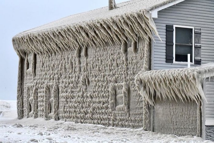 Les maisons des gens près du lac Érié sont couvertes de glace épaisse et ils disent que c’est presque irréel