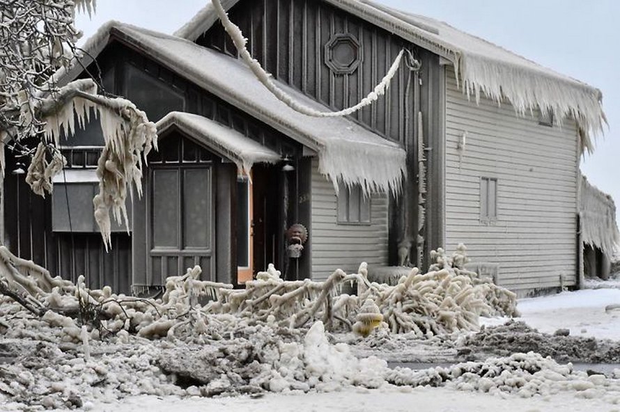 Les maisons des gens près du lac Érié sont couvertes de glace épaisse et ils disent que c’est presque irréel
