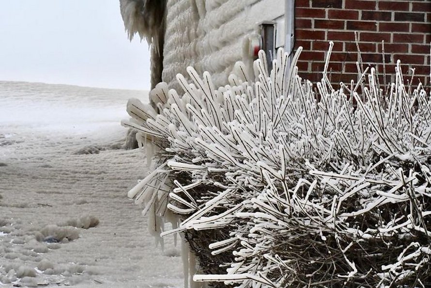 Les maisons des gens près du lac Érié sont couvertes de glace épaisse et ils disent que c’est presque irréel