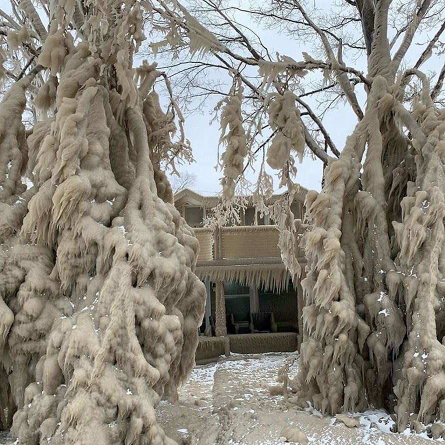 Les maisons des gens près du lac Érié sont couvertes de glace épaisse et ils disent que c’est presque irréel