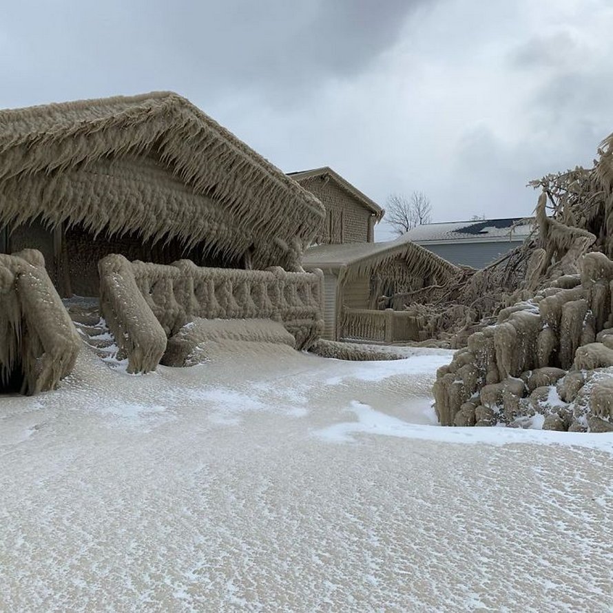 Les maisons des gens près du lac Érié sont couvertes de glace épaisse et ils disent que c’est presque irréel