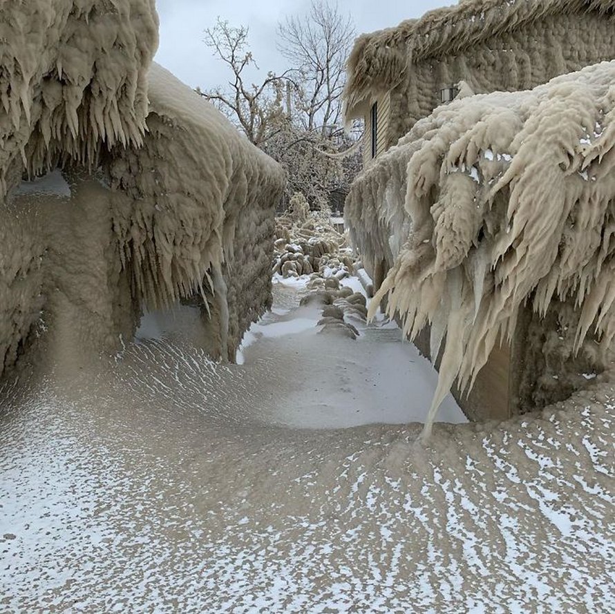 Les maisons des gens près du lac Érié sont couvertes de glace épaisse et ils disent que c’est presque irréel