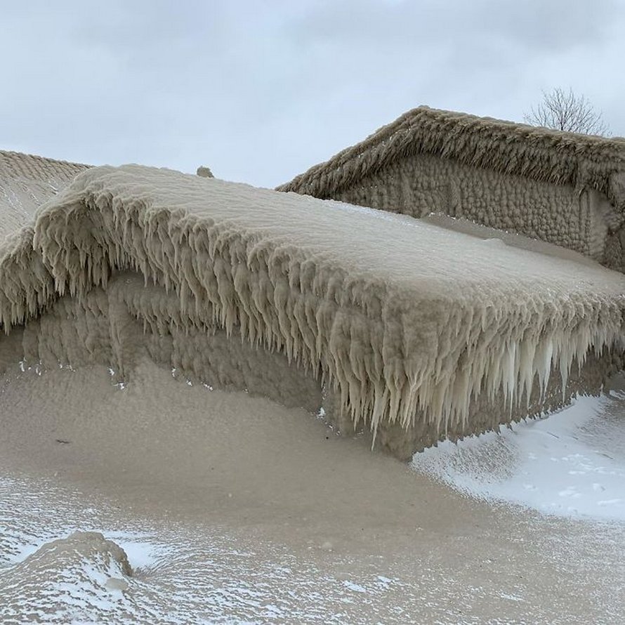 Les maisons des gens près du lac Érié sont couvertes de glace épaisse et ils disent que c’est presque irréel