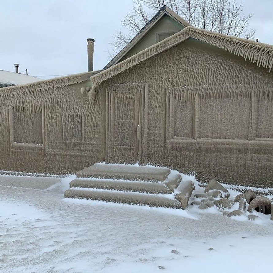 Les maisons des gens près du lac Érié sont couvertes de glace épaisse et ils disent que c’est presque irréel