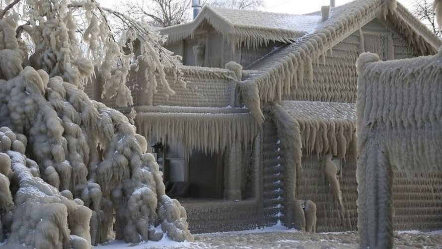 Les maisons des gens près du lac Érié sont couvertes de glace épaisse et ils disent que c’est presque irréel
