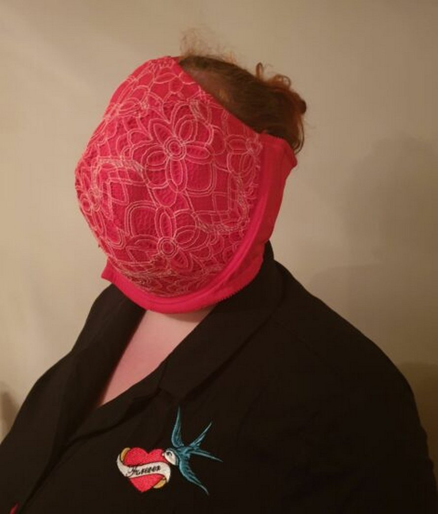 Cette maman a tenté d’utiliser son soutien-gorge comme masque et ses photos sont devenues virales