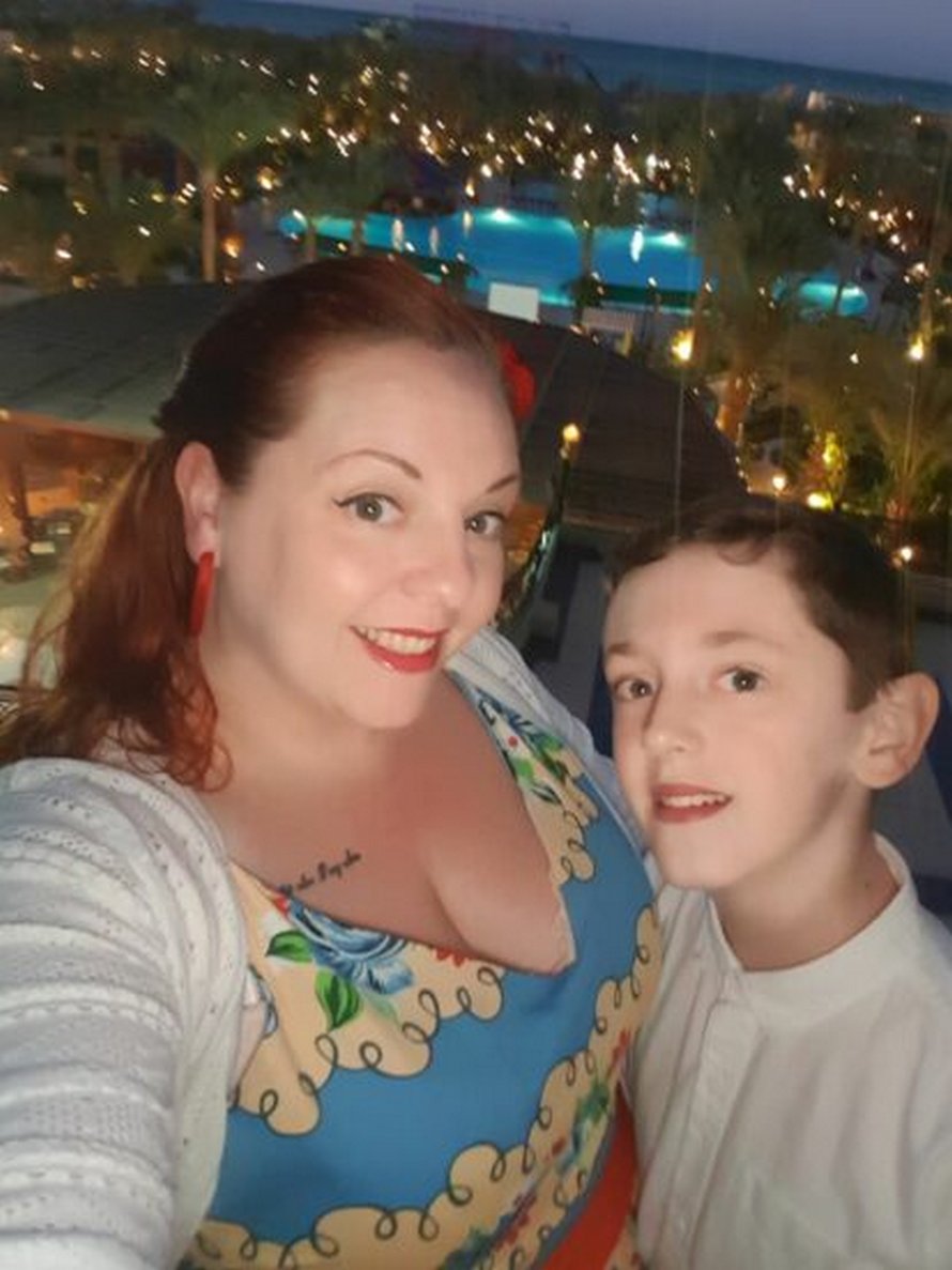 Cette maman a tenté d’utiliser son soutien-gorge comme masque et ses photos sont devenues virales