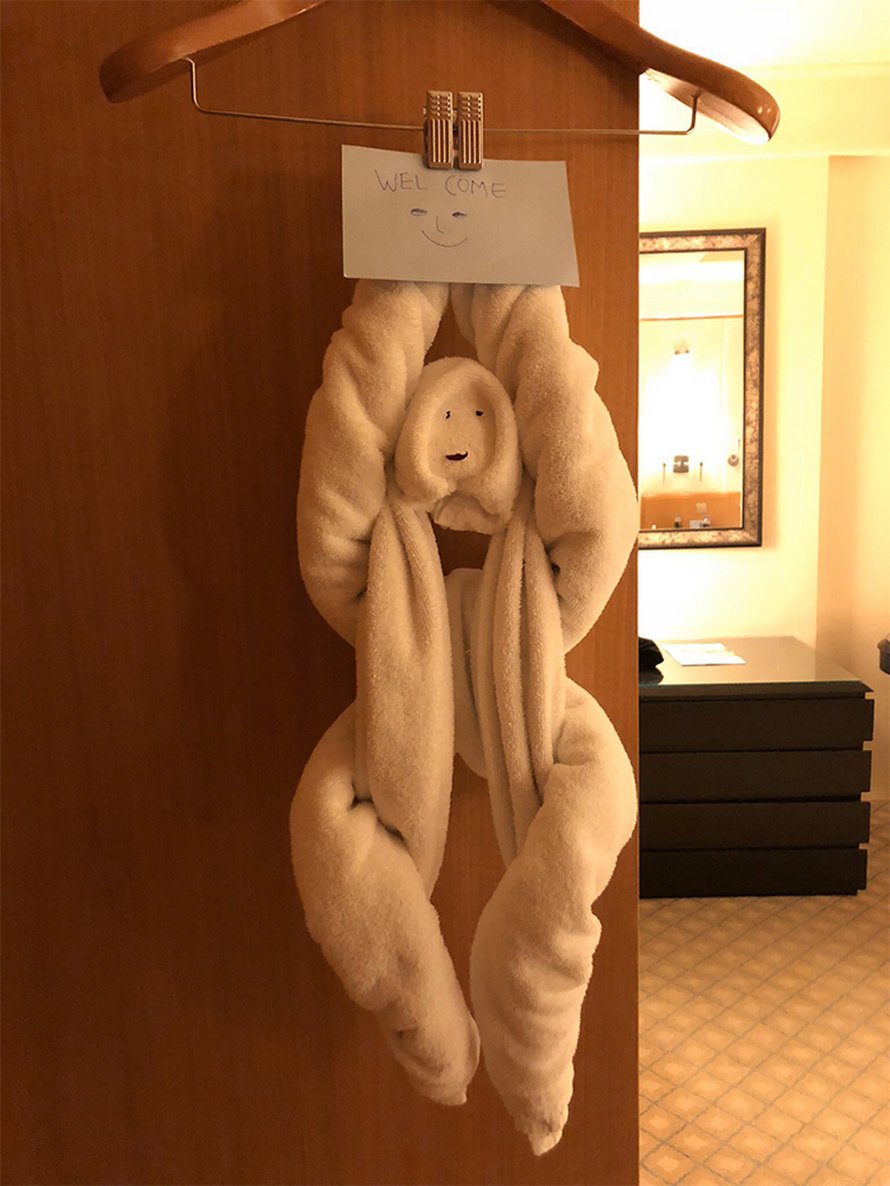 Des gens partagent les meilleurs pliages de serviettes qu’ils ont vus dans les hôtels (22 images)