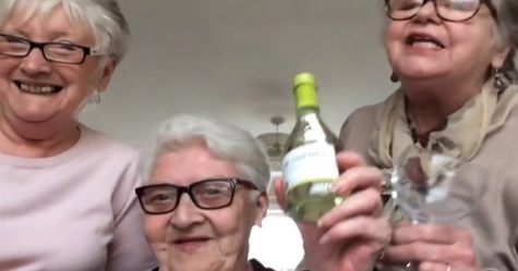 Trois femmes âgées ont emménagé ensemble, car elles ne voulaient pas se confiner seules