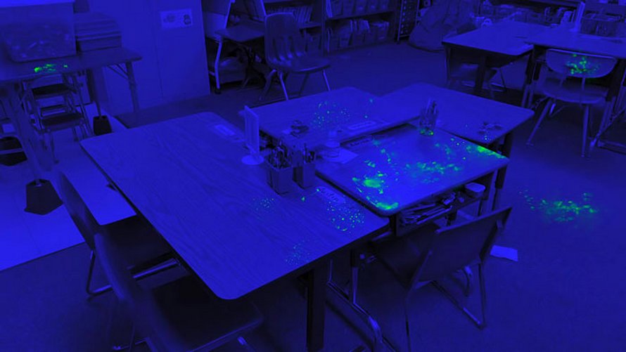 Un ancien ingénieur de la NASA a utilisé une poudre luminescente pour montrer à quelle vitesse les germes peuvent se propager