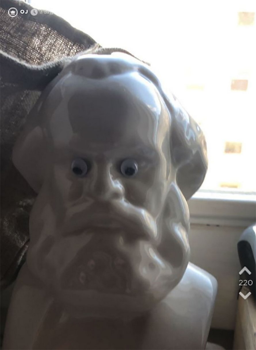 Une femme a commandé 1 000 yeux en plastique et a passé 2 heures à en coller sur tout dans l’appartement de son petit ami