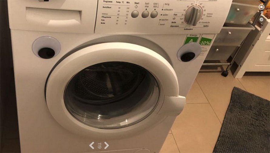 Une femme a commandé 1 000 yeux en plastique et a passé 2 heures à en coller sur tout dans l’appartement de son petit ami