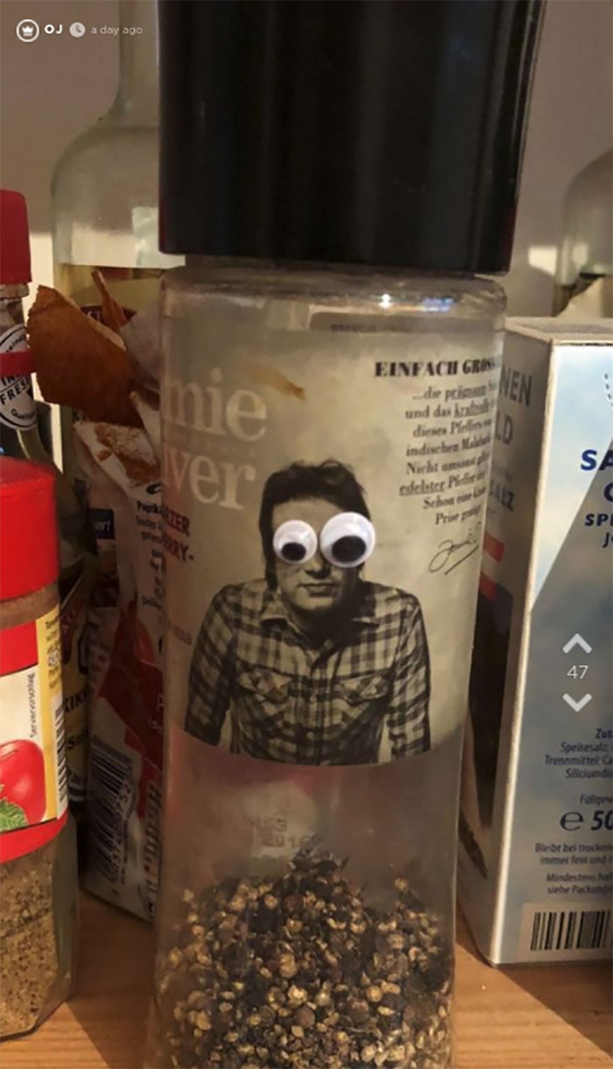Une femme a commandé 1 000 yeux en plastique et a passé 2 heures à en coller sur tout dans l’appartement de son petit ami