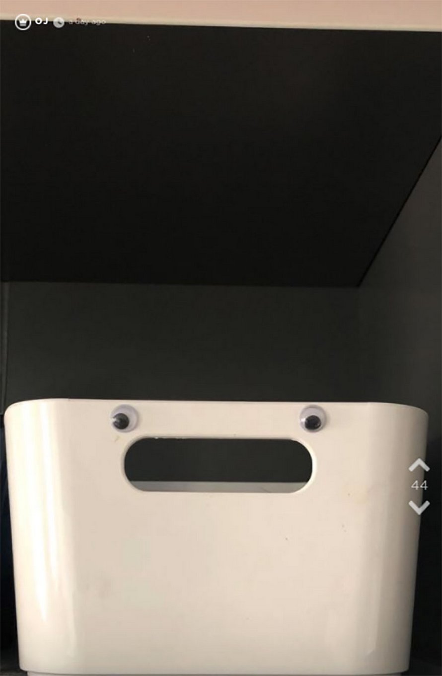 Une femme a commandé 1 000 yeux en plastique et a passé 2 heures à en coller sur tout dans l’appartement de son petit ami