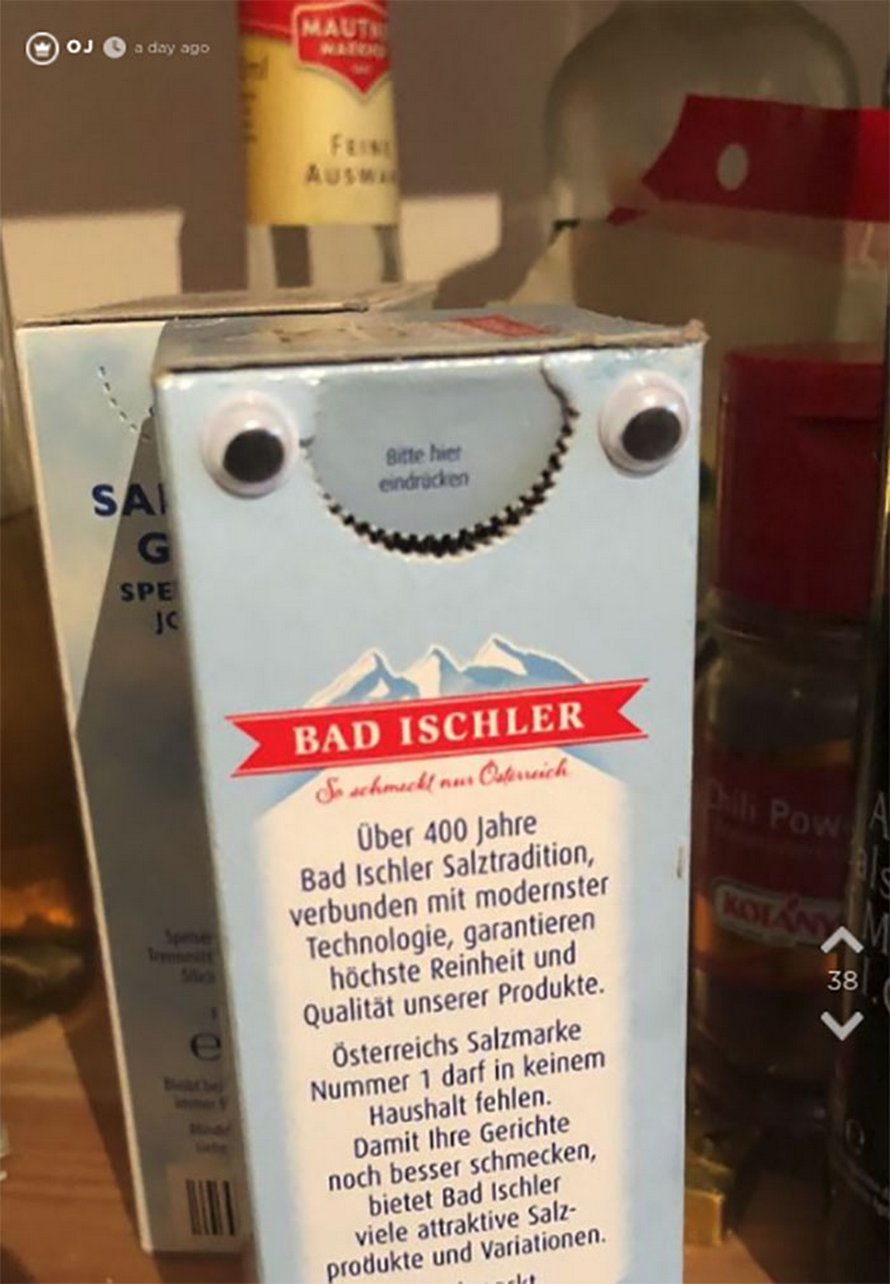 Une femme a commandé 1 000 yeux en plastique et a passé 2 heures à en coller sur tout dans l’appartement de son petit ami