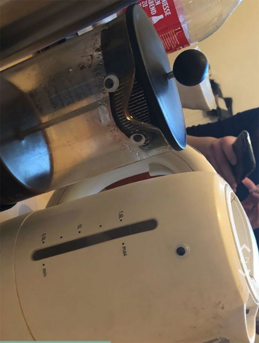 Une femme a commandé 1 000 yeux en plastique et a passé 2 heures à en coller sur tout dans l’appartement de son petit ami