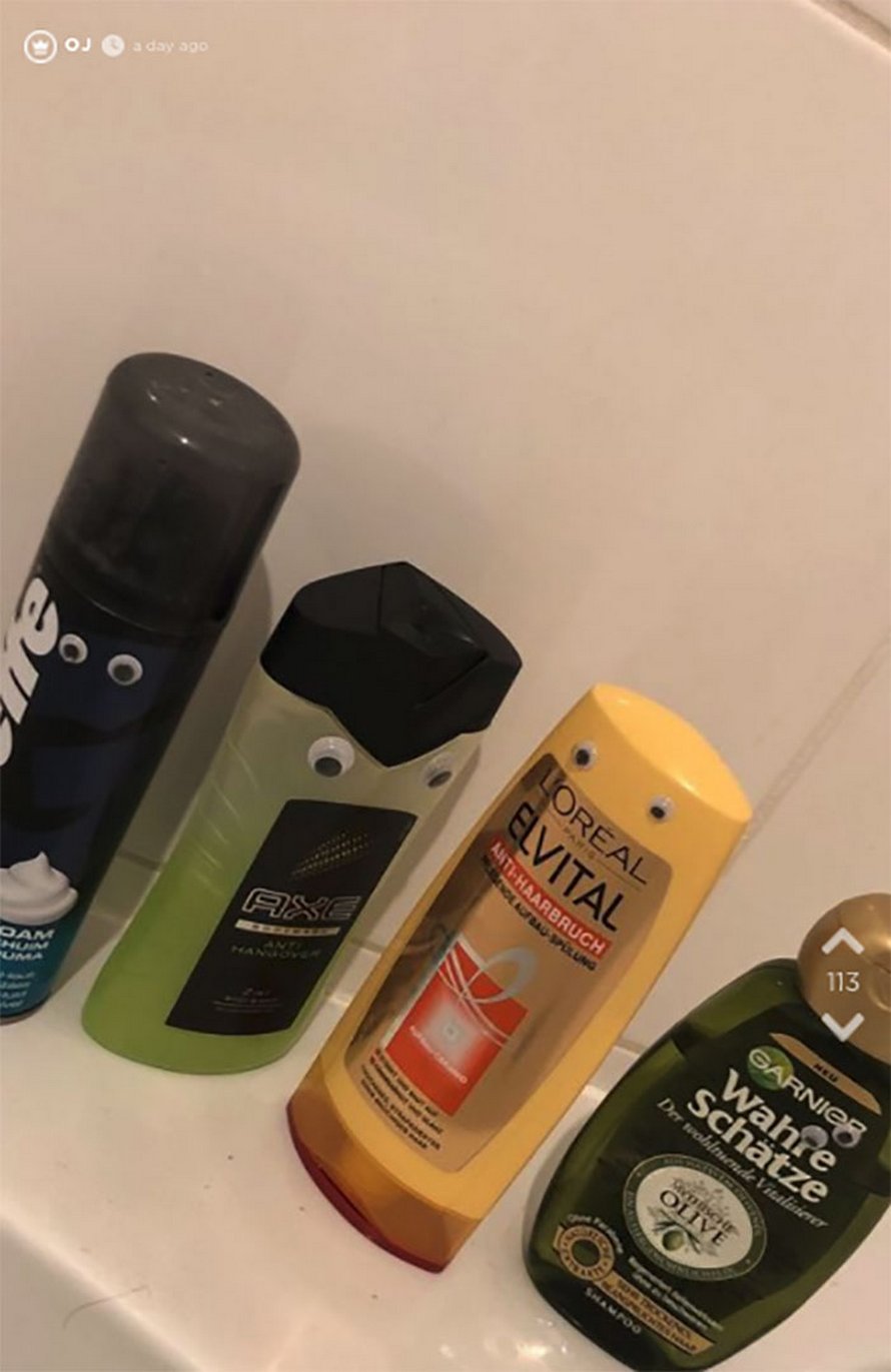 Une femme a commandé 1 000 yeux en plastique et a passé 2 heures à en coller sur tout dans l’appartement de son petit ami