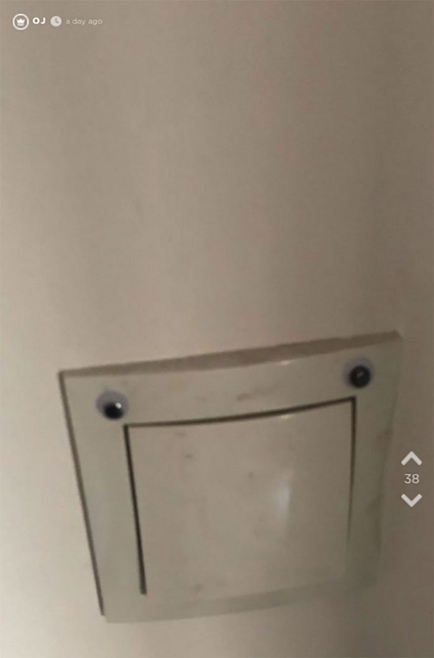 Une femme a commandé 1 000 yeux en plastique et a passé 2 heures à en coller sur tout dans l’appartement de son petit ami