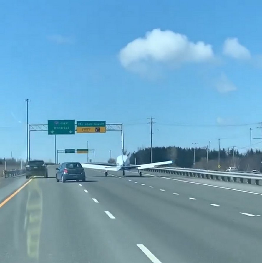Un avion vient d’atterrir sur une autoroute au Québec et les conducteurs sont restés très calmes