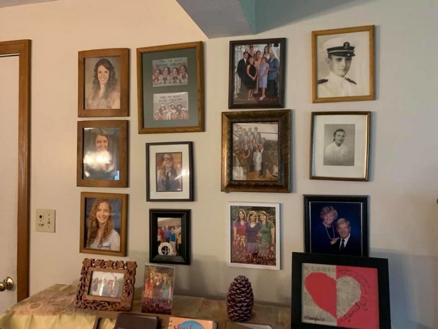 Une fille a remplacé ses photos de famille une à une par des dessins au crayon et ses parents n’ont rien remarqué pendant 11 jours