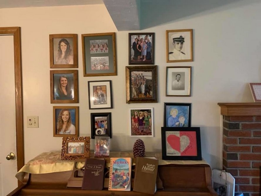 Une fille a remplacé ses photos de famille une à une par des dessins au crayon et ses parents n’ont rien remarqué pendant 11 jours