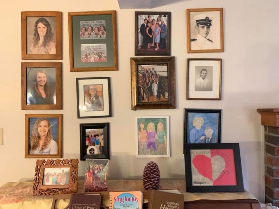 Une fille a remplacé ses photos de famille une à une par des dessins au crayon et ses parents n’ont rien remarqué pendant 11 jours