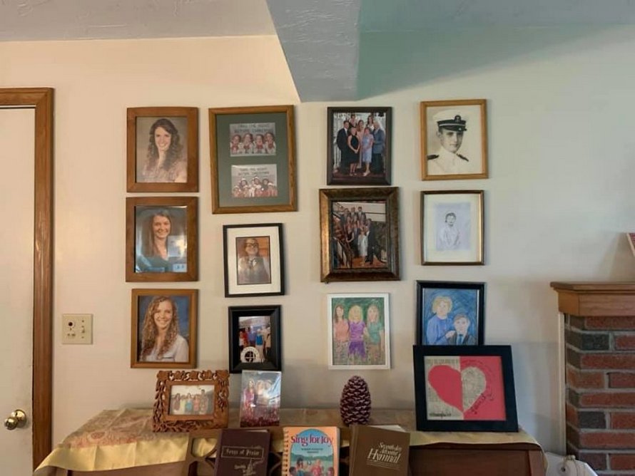 Une fille a remplacé ses photos de famille une à une par des dessins au crayon et ses parents n’ont rien remarqué pendant 11 jours