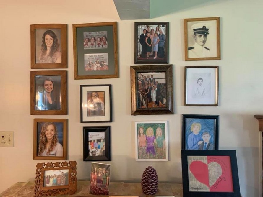 Une fille a remplacé ses photos de famille une à une par des dessins au crayon et ses parents n’ont rien remarqué pendant 11 jours