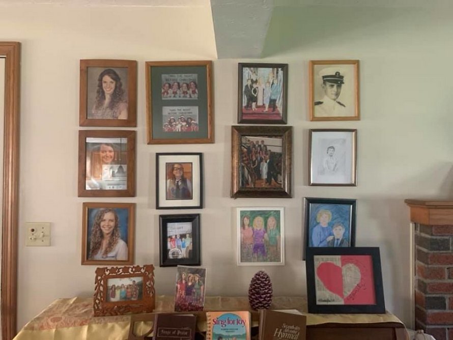 Une fille a remplacé ses photos de famille une à une par des dessins au crayon et ses parents n’ont rien remarqué pendant 11 jours