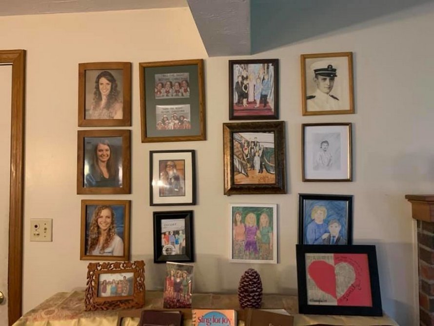 Une fille a remplacé ses photos de famille une à une par des dessins au crayon et ses parents n’ont rien remarqué pendant 11 jours