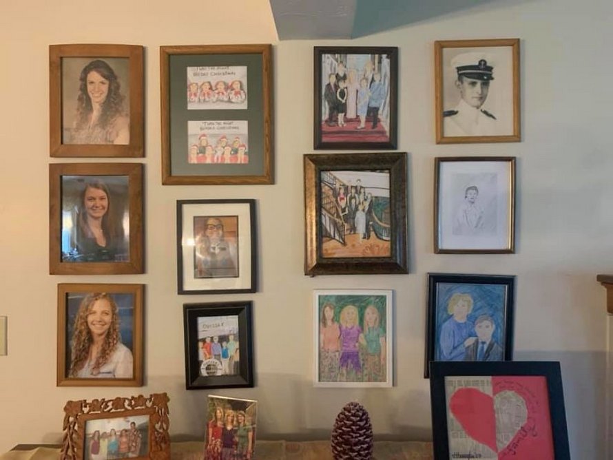 Une fille a remplacé ses photos de famille une à une par des dessins au crayon et ses parents n’ont rien remarqué pendant 11 jours