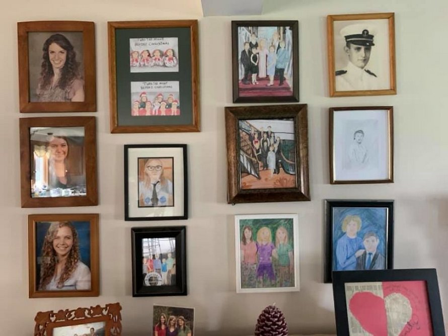 Une fille a remplacé ses photos de famille une à une par des dessins au crayon et ses parents n’ont rien remarqué pendant 11 jours