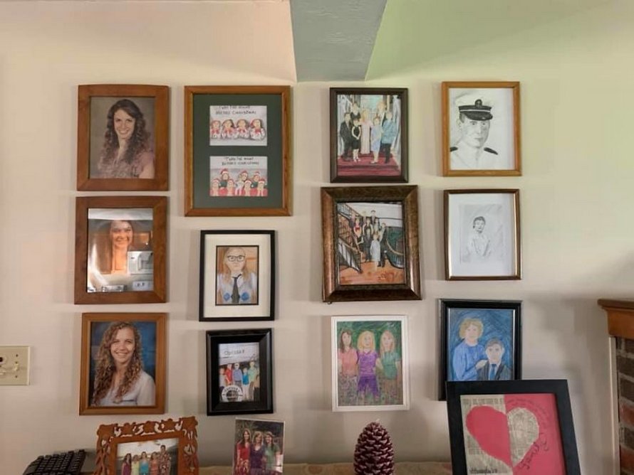 Une fille a remplacé ses photos de famille une à une par des dessins au crayon et ses parents n’ont rien remarqué pendant 11 jours