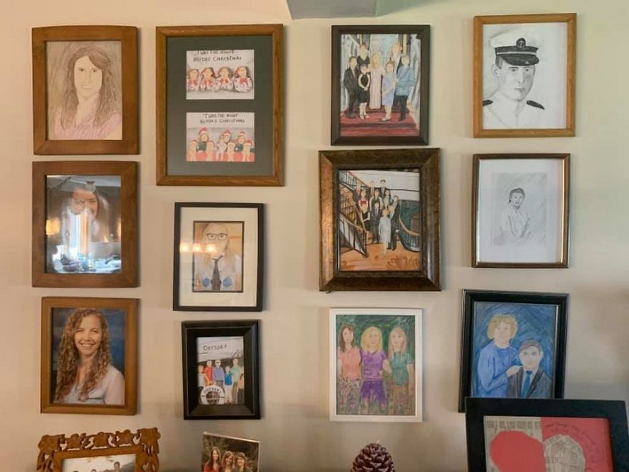 Une fille a remplacé ses photos de famille une à une par des dessins au crayon et ses parents n’ont rien remarqué pendant 11 jours