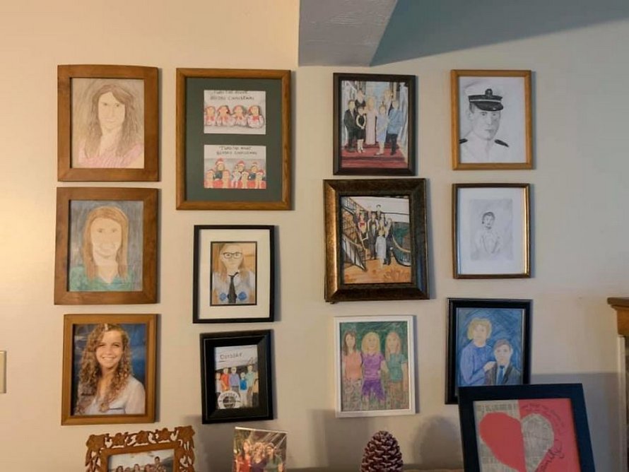 Une fille a remplacé ses photos de famille une à une par des dessins au crayon et ses parents n’ont rien remarqué pendant 11 jours